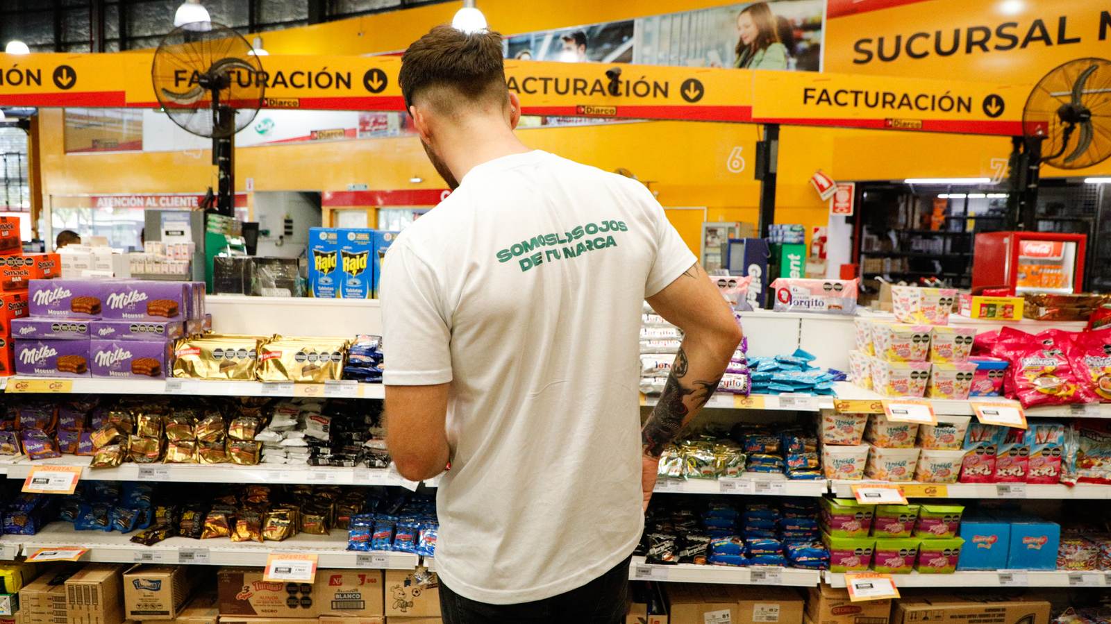 Znapper con la remera de Znapp relevando el pasillo de golosinas de un supermercado mayorista.